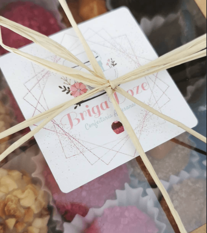 Caixa de brigadeiros com laço artesanal